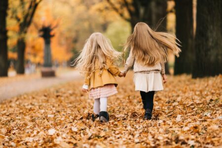 Ką veikti su vaikais rudenį: 7 idėjos smagiam laikui lauke ir namuose