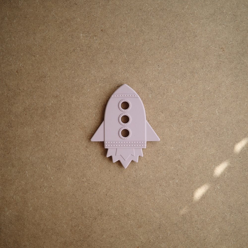 Mushie kramtukas Rocket Soft Lilac