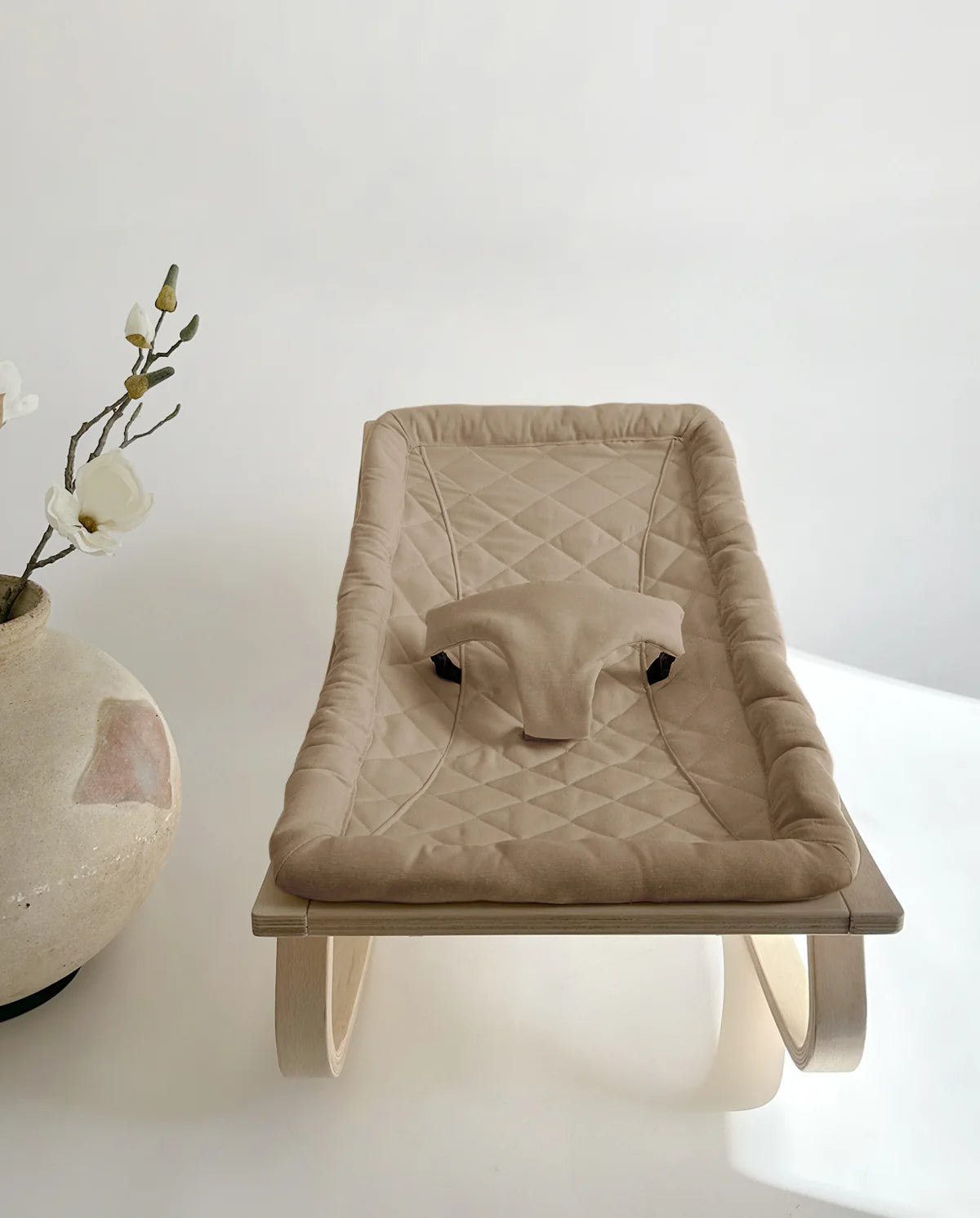 Ergonomiškas kūdikio gultukas rusvas