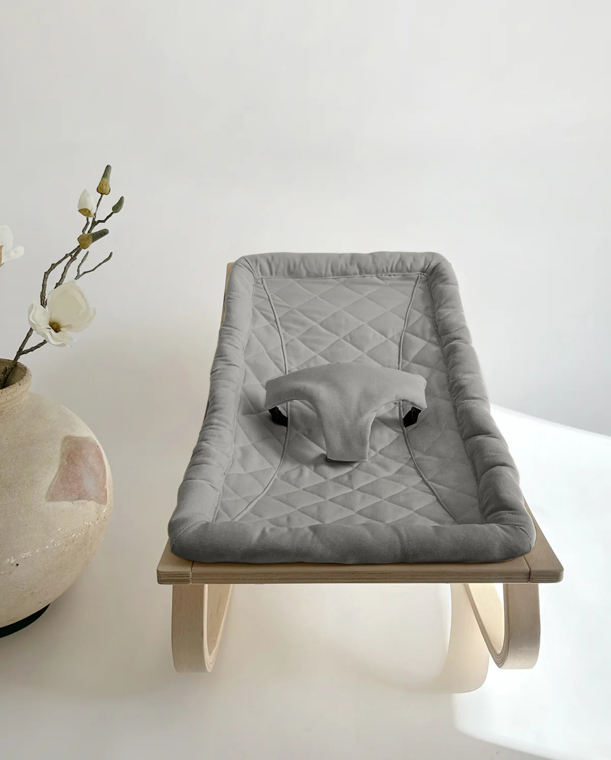 Ergonomiškas kūdikio gultukas pilkas