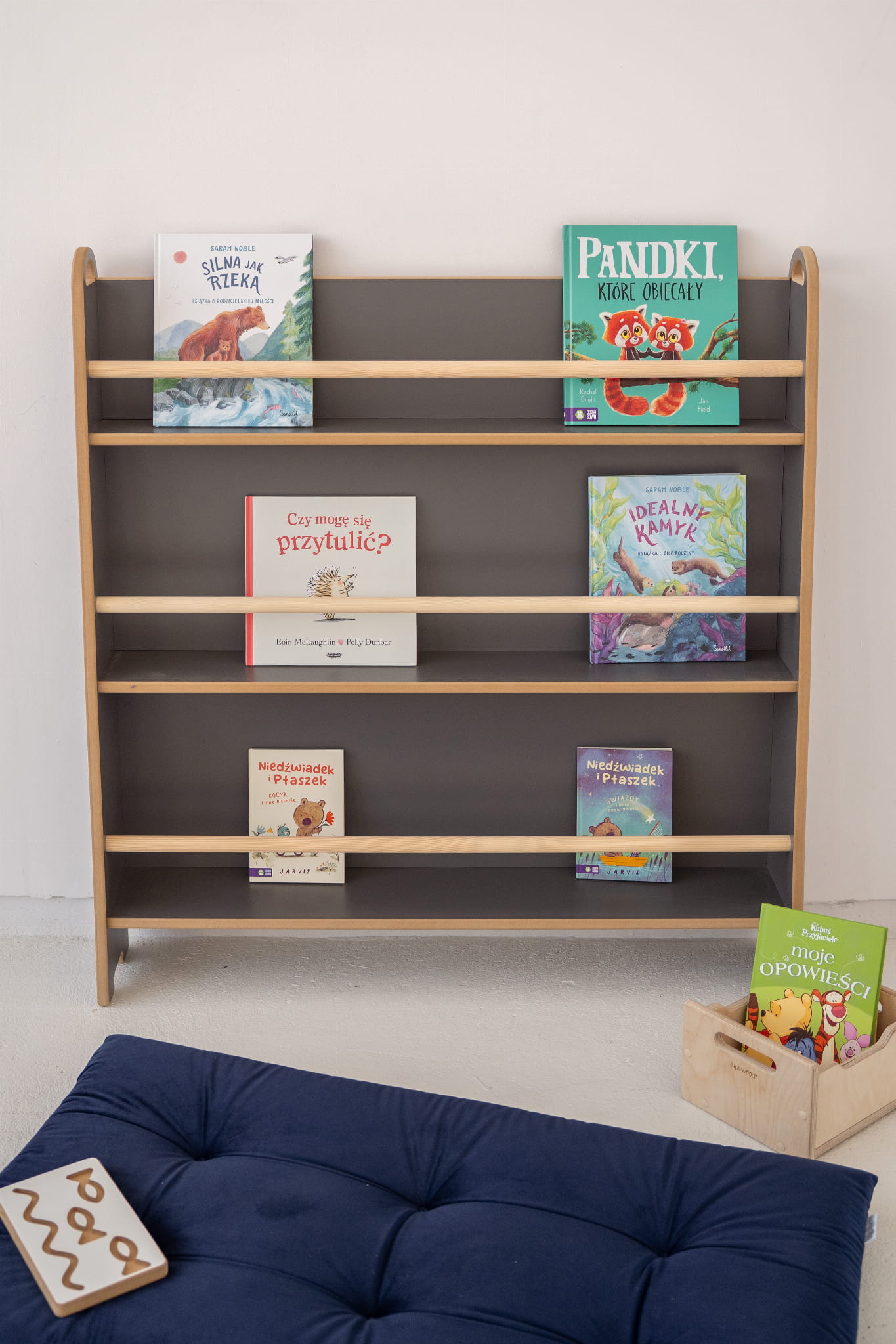 Sieninė Montessori knygų lentyna WIDE GREY