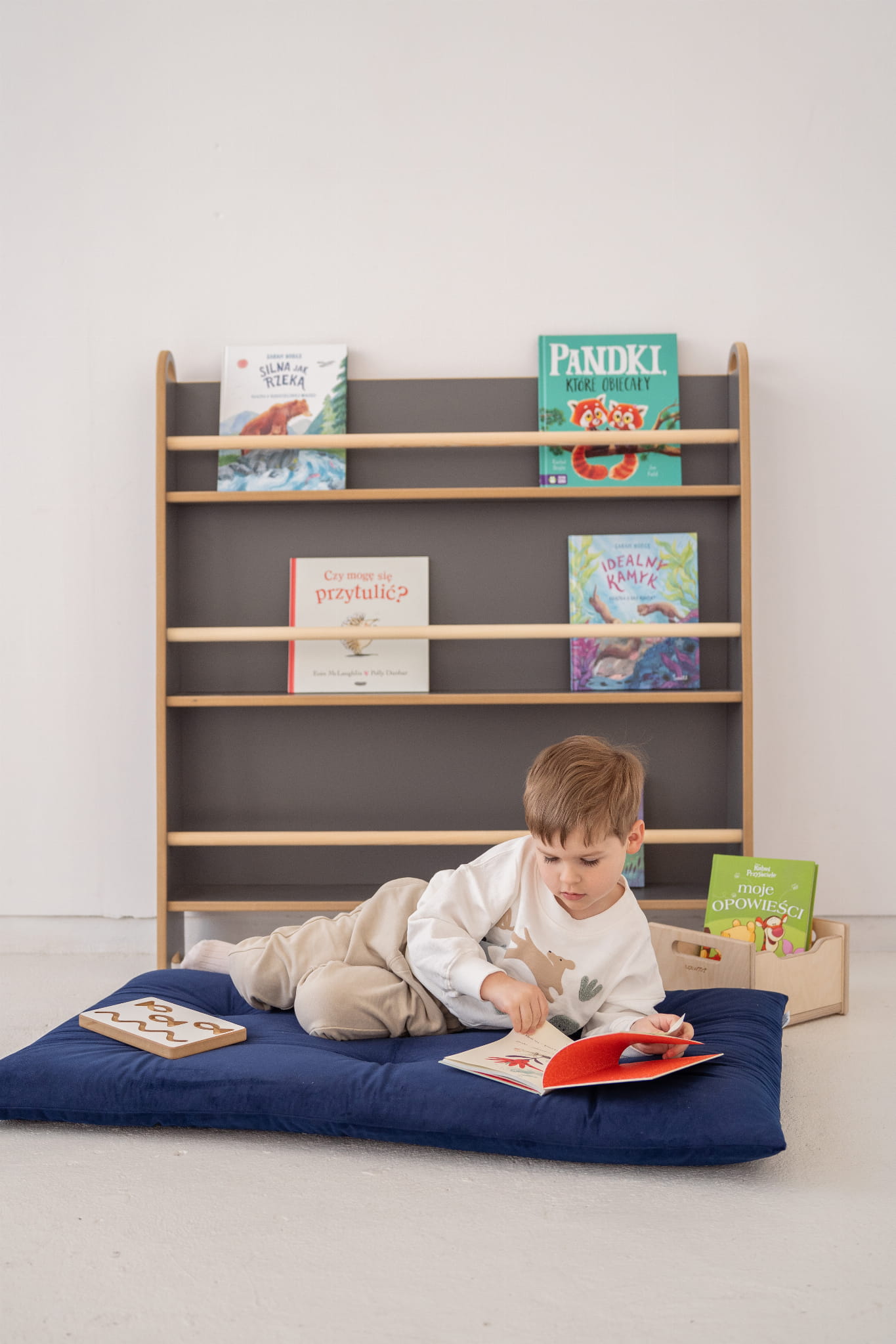 Sieninė Montessori knygų lentyna WIDE GREY