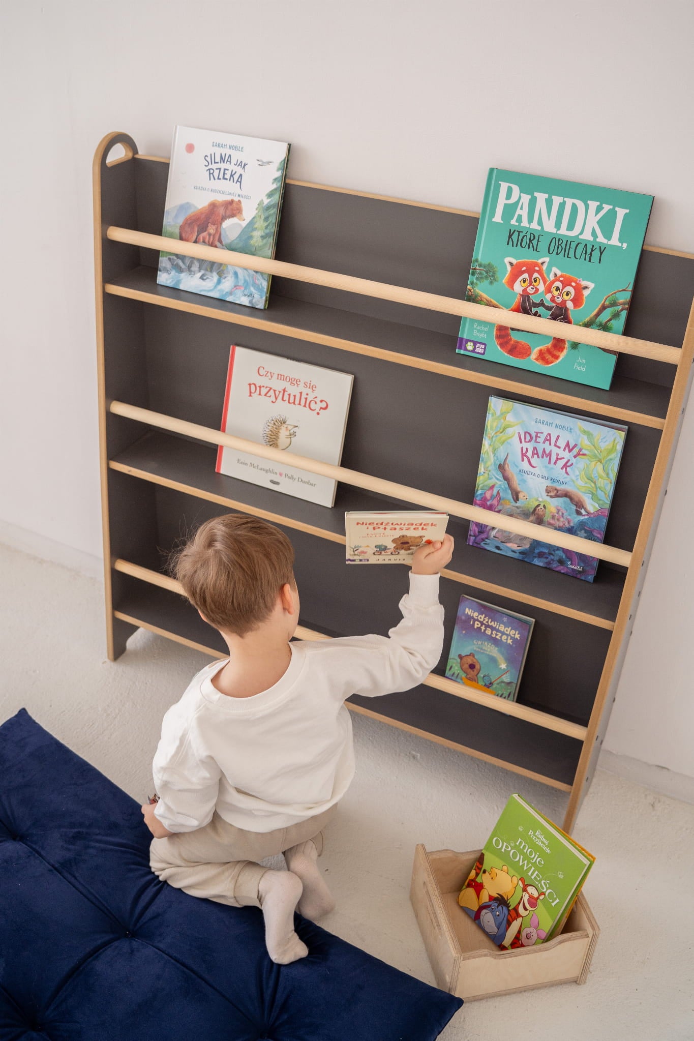 Sieninė Montessori knygų lentyna WIDE GREY