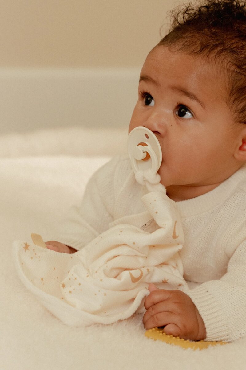 Little Dutch kūdikio migdukas su kramtukais ir čiulptuko laikikliu NEWBORN NATURALS