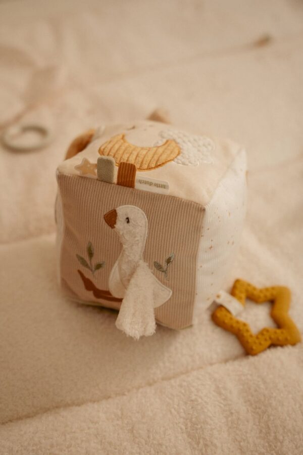 Little Dutch Minkštas lavinamasis kubas NEWBORN NATURALS
