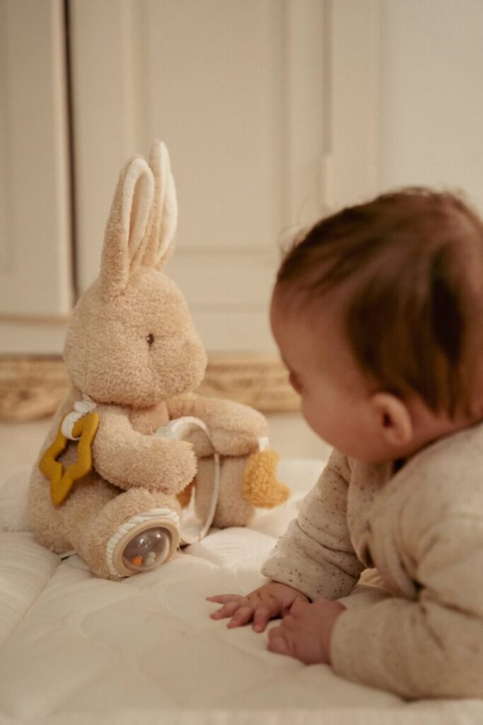 Little Dutch lavinantis žaidimų zuikis NEWBORN NATURALS