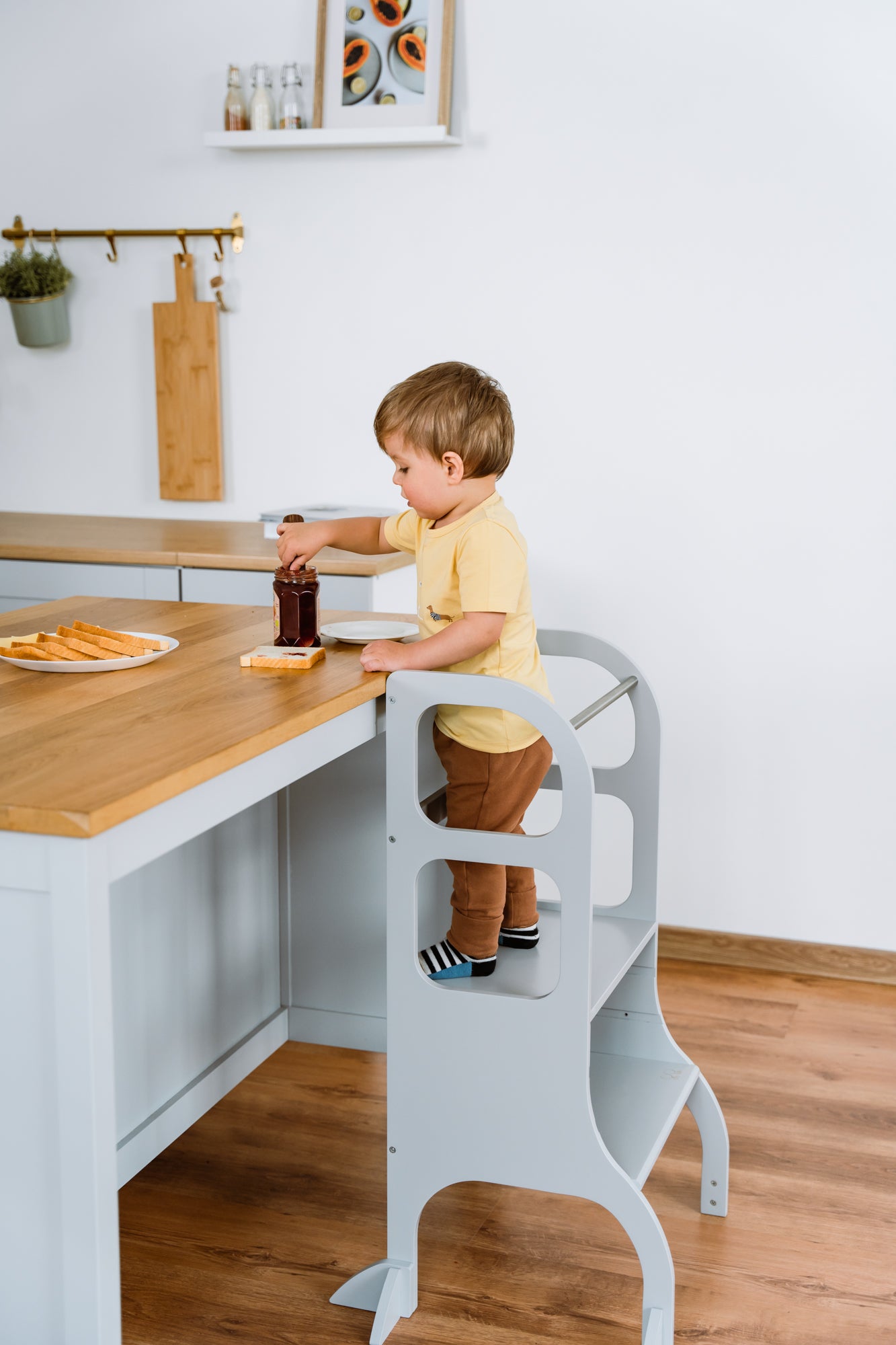 Medinis Montessori bokštelis STEP UP, pilkas