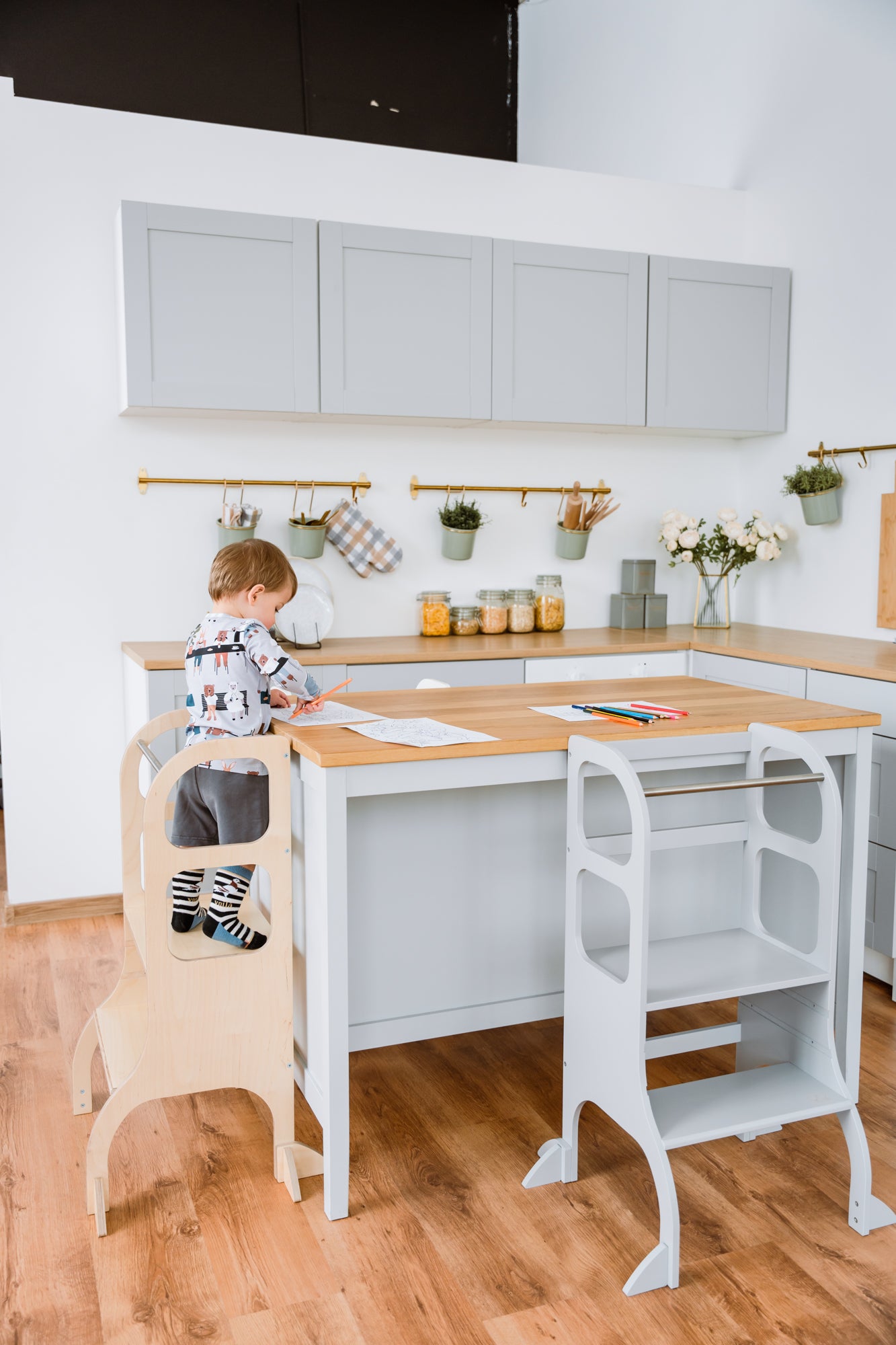 Medinis Montessori bokštelis STEP UP, pilkas