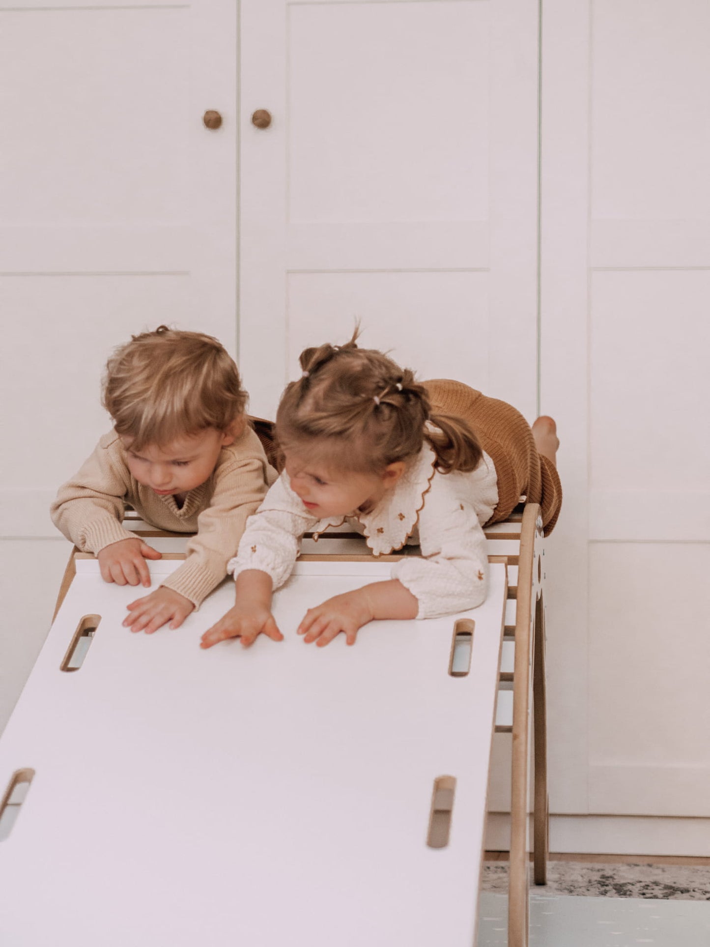 Montessori sūpynės su rankenomis ir čiuožykla/laipiojimo siena CLOUDS