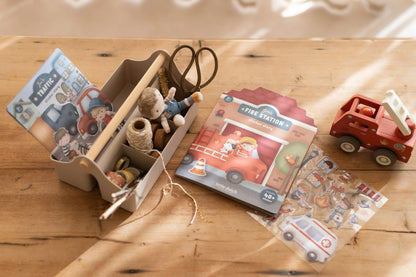 Little Dutch daugkartinio naudojimo lipdukų knygelė JIM IR DRAUGAI