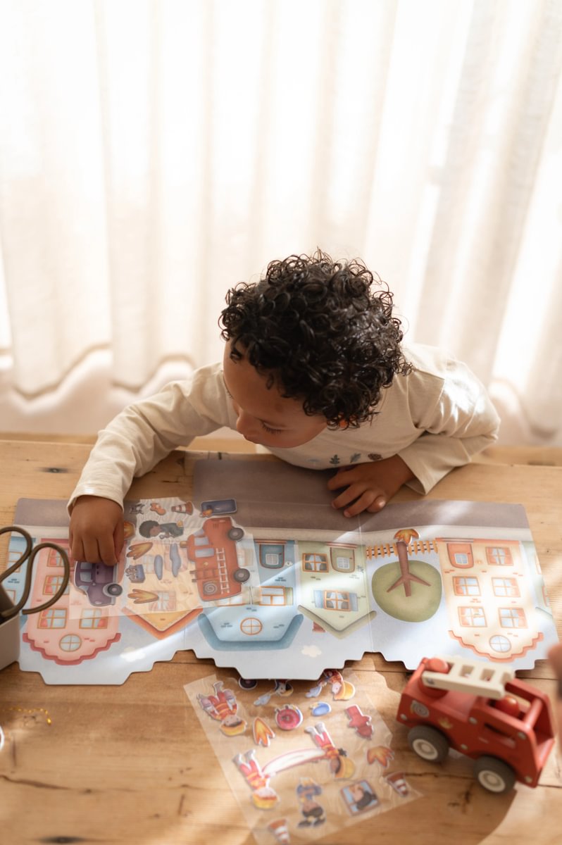 Little Dutch daugkartinio naudojimo lipdukų knygelė JIM IR DRAUGAI