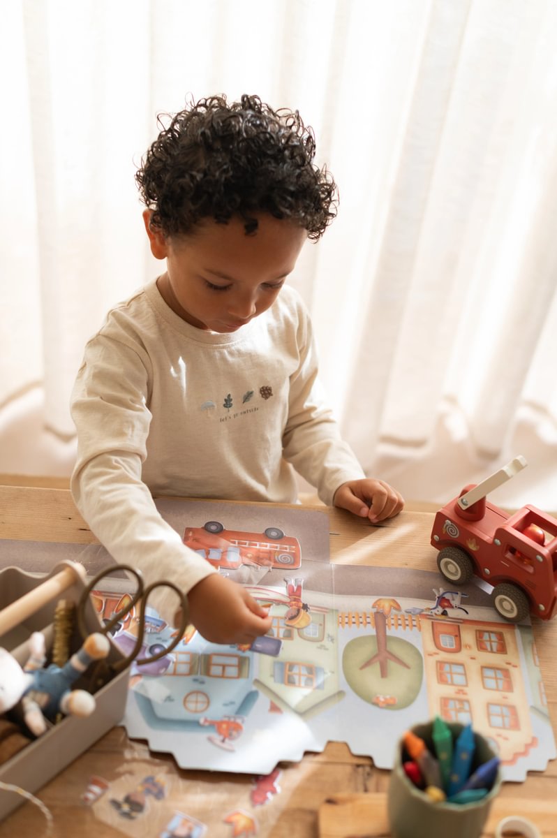 Little Dutch daugkartinio naudojimo lipdukų knygelė JIM IR DRAUGAI