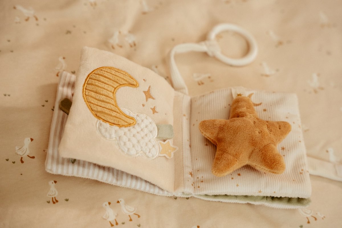 Little Dutch minkšta žaidimų knygelė NATURALS NEWBORNS