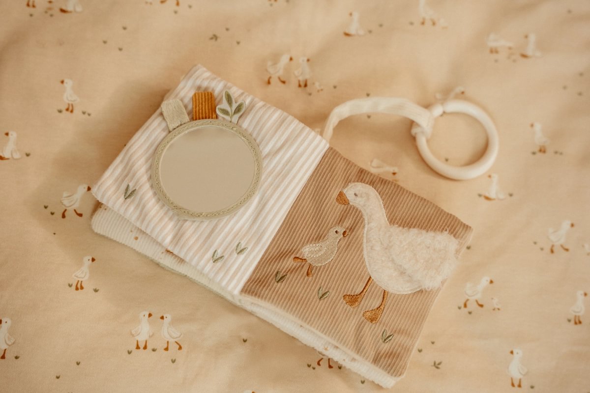 Little Dutch minkšta žaidimų knygelė NATURALS NEWBORNS