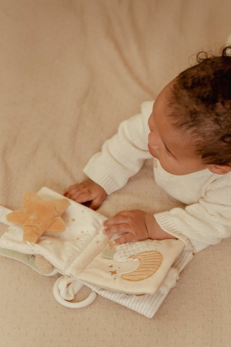 Little Dutch minkšta žaidimų knygelė NATURALS NEWBORNS